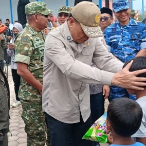 Menko Polkam semangati bocah penyintas banjir Lapang