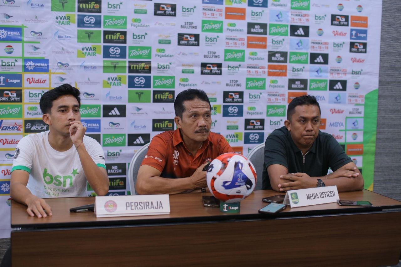 Pelatih Persiraja Jaya H konpres