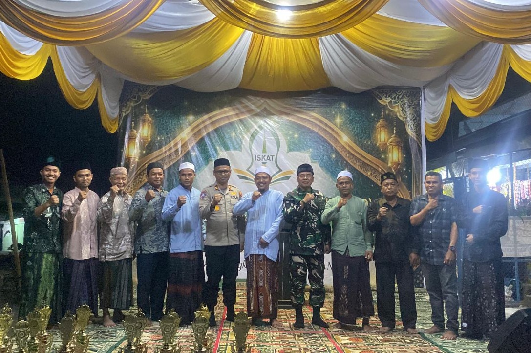Foto bersama Kapolsek Simpang Keuramat Iptu M Nazir dan panitia santri Iskat saat pembukaan MTQ Haul ke-7 di Aceh Utara