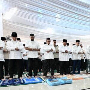 Presiden Prabowo Subianto melaksanakan salat Idulfitri 1447 H bersama jemaah di Masjid Darussalam Huntara Aceh Tamiang