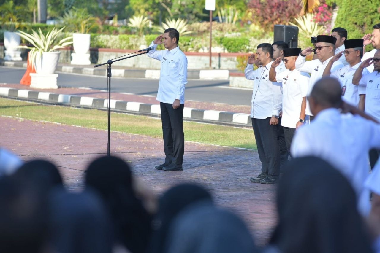 Sekda Aceh M. Nasir memimpin apel perdana ASN di halaman Kantor Gubernur Aceh pasca libur Idulfitri, 25 Maret 2026.