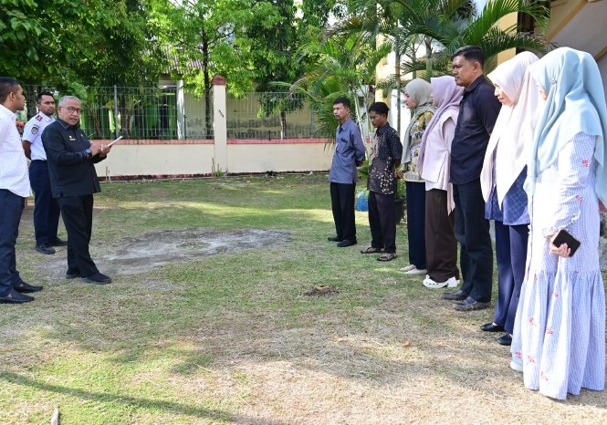 Asisten I Sekda Aceh Besar Farhan melakukan sidak kedisiplinan ASN di Kantor Camat Peukan Bada pasca Lebaran Idulfitri 2026.