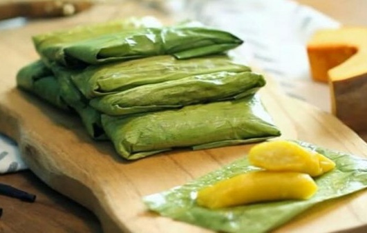 Kue Timphan labu khas Aceh dibungkus daun pisang muda untuk sajian Lebaran.