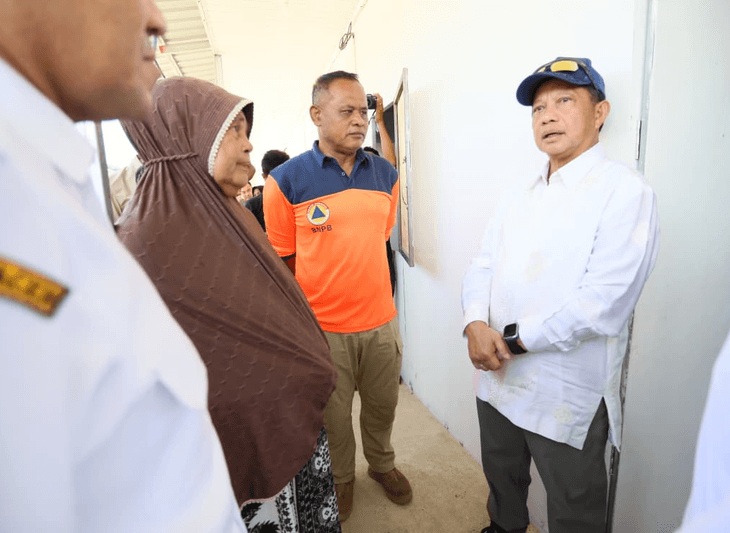 Mendagri Tito Karnavian saat meninjau kondisi dalam Huntara di Pidie Jaya