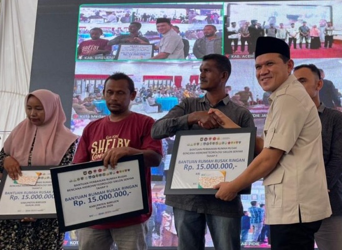 Wagub Fadhlullah serah bantuan rumah rusak