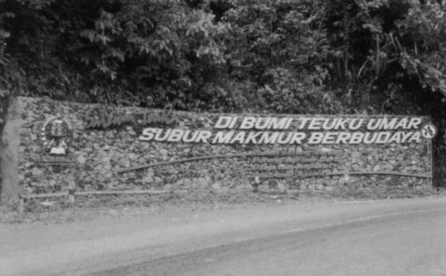 Foto vintage gerbang selamat datang Meulaboh Bumi Teuku Umar Aceh Barat tahun 1990-an
