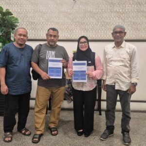 Ketua Aceh Trading Committee (ATC) Zulkarnaini dan CEO GTE Malaysia Nurainun menunjukkan dokumen KSO ekspor komoditas Aceh di Chow Kit, Kuala Lumpur.
