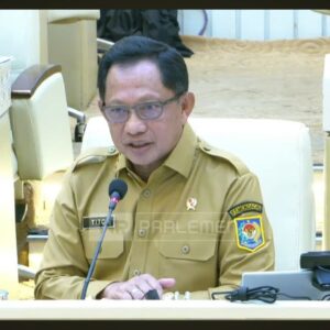 Mendagri Tito rapat kerja Komisi II DPR