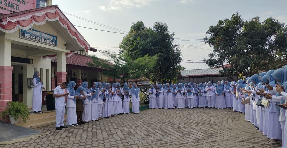 Nakes Puskesmas Banda Sakti berdoa saat apel pagi