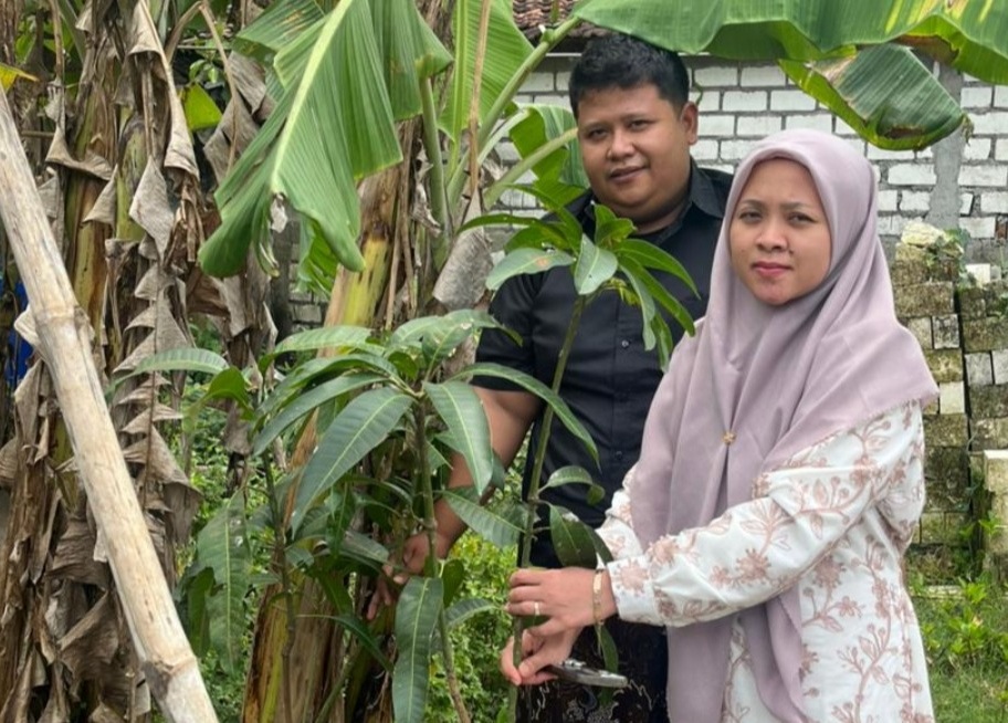 Vicky dan Feronika saat akad nikah dengan mahar sepasang bibit pohon mangga di Rembang