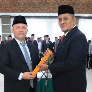 Ayahwa serahkan SK Sekda kepada Dayan usai pelantikan