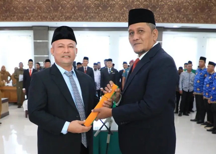 Ayahwa serahkan SK Sekda kepada Dayan usai pelantikan