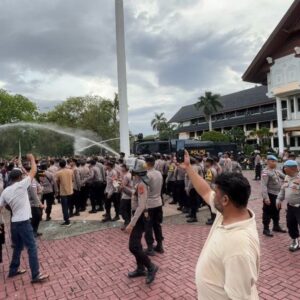 Bubar paksa aksi tolak Pergub JKA