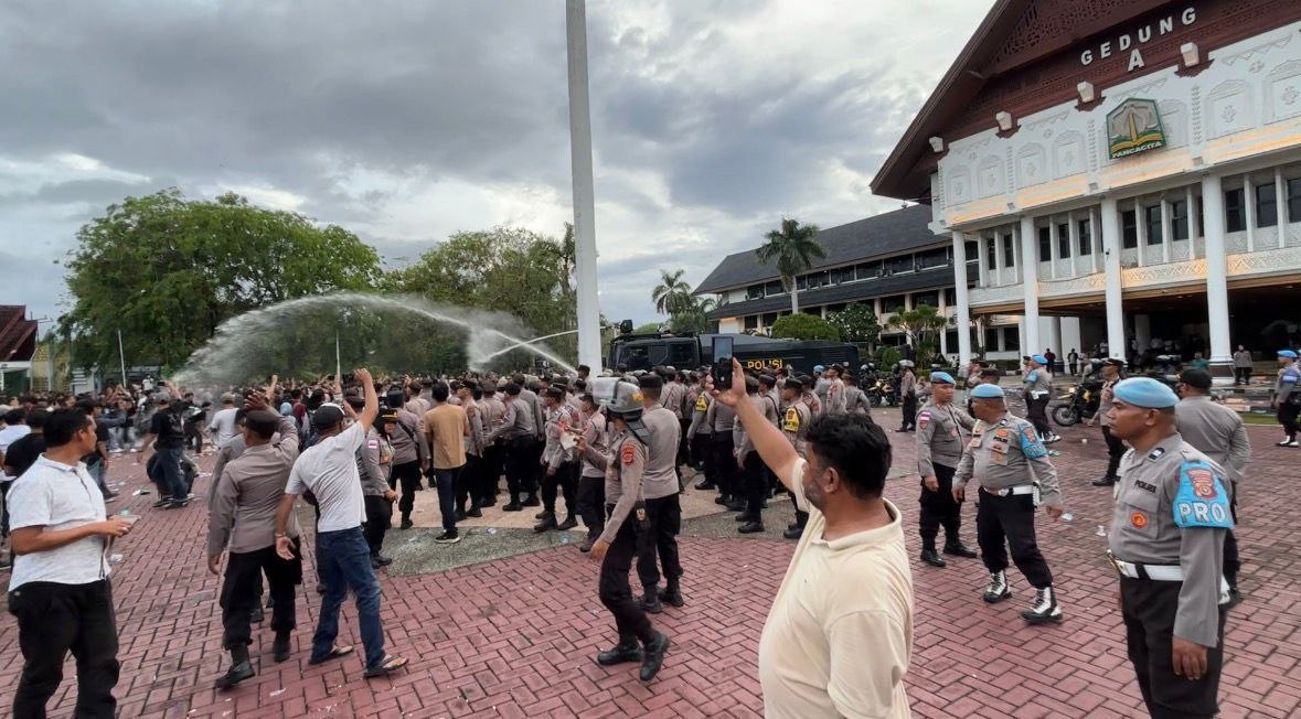Bubar paksa aksi tolak Pergub JKA