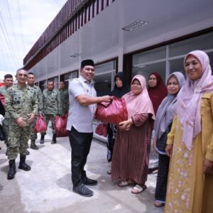 Bupati Muharram bagi sembako kepada warga saat menghadiri launching KDMP