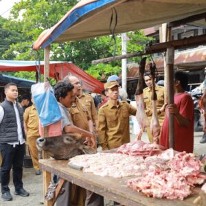 Bupati Tarmizi di lapak pedagang daging sapi