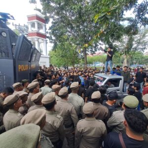 Demo Kantor Gubernur Aceh tuntut petisi Pergub JKA diteken