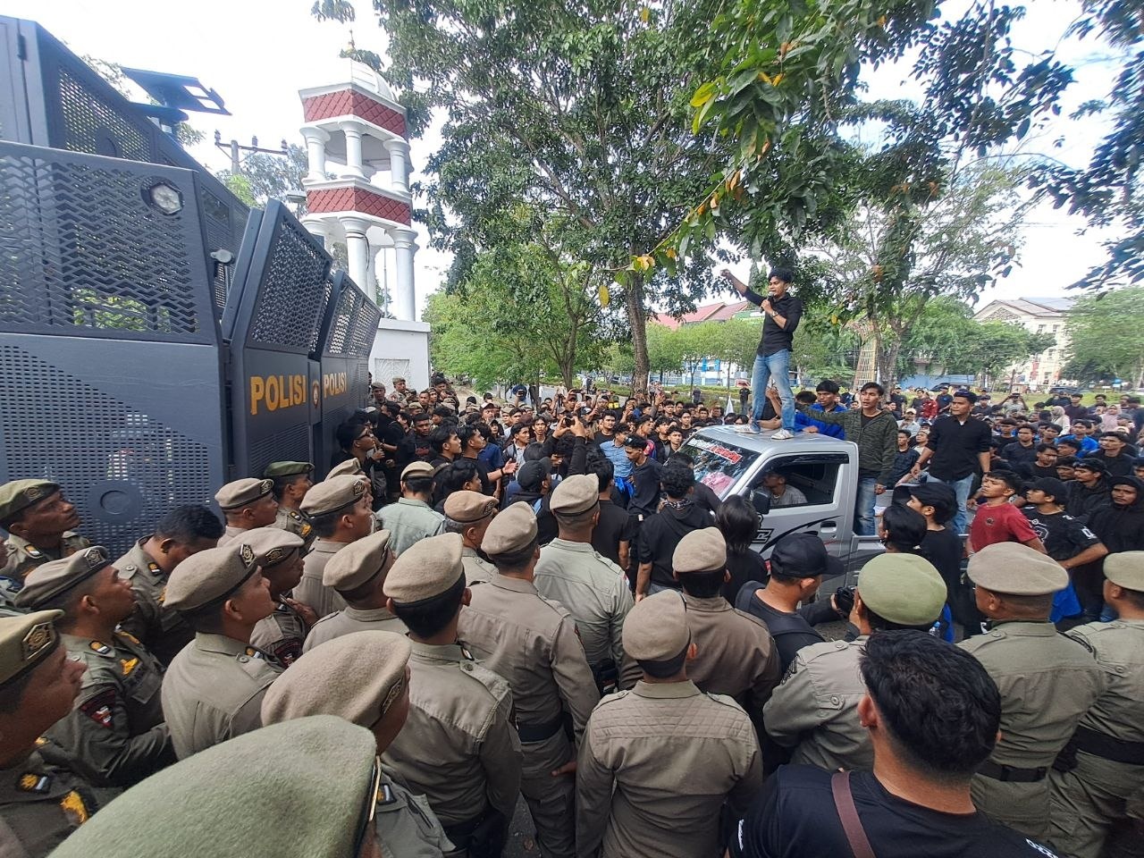 Demo Kantor Gubernur Aceh tuntut petisi Pergub JKA diteken
