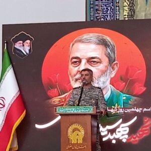 Juru bicara Angkatan Darat Iran Brigadir Jenderal Mohammad Akraminia saat berpidato dalam upacara militer di Tehran terkait pemblokiran Selat Hormuz bagi senjata AS.