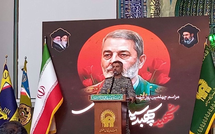 Juru bicara Angkatan Darat Iran Brigadir Jenderal Mohammad Akraminia saat berpidato dalam upacara militer di Tehran terkait pemblokiran Selat Hormuz bagi senjata AS.