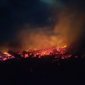 Kayu sisa banjir di Sawang terbakar