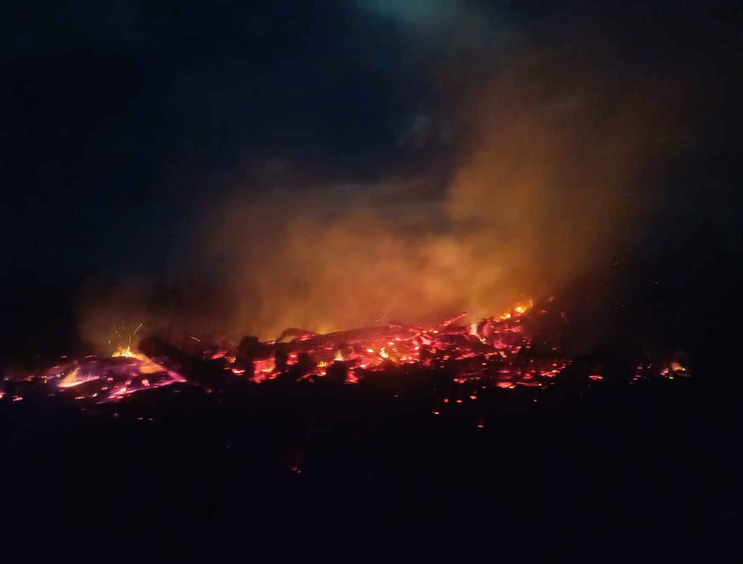 Kayu sisa banjir di Sawang terbakar