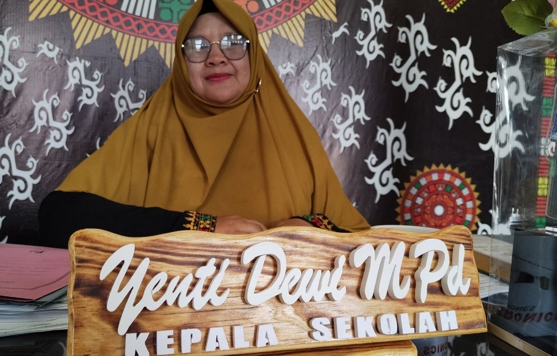 Kepala SDN 9 Lut Tawar Yenti Dewi