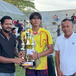 Ketua DPRK Faisal serahkan piala kepada kapten klub voli Dusun Teungoh