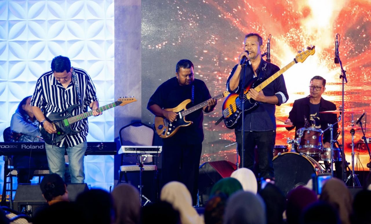 Penampilan grup musik jazz di panggung Khanduri Jazz 2026 Banda Aceh dengan latar layar LED merah.