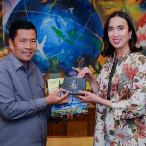 Menteri Pariwisata Widiyanti Putri Wardhana bersama Bupati Aceh Tengah Haili Yoga bahas pemulihan wisata kopi Gayo