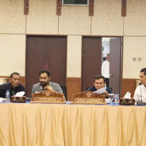 Mualem bersama Wagub Sekda dan Ketua DPRA diskusi revisi UUPA
