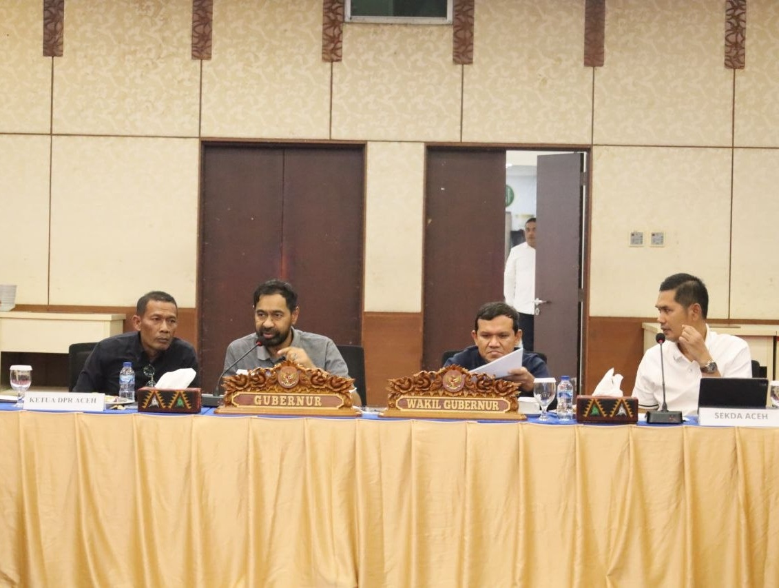 Mualem bersama Wagub Sekda dan Ketua DPRA diskusi revisi UUPA