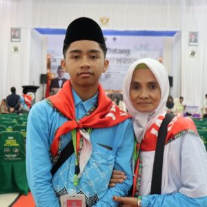 Muhammad Alfaruq Addawami bersama ibunya Nurhayati