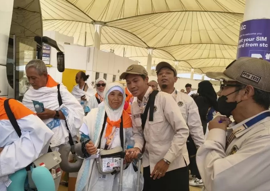 Painah saat tiba di Bandara King Abdulaziz