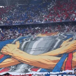Penggemar Paris St Germain membentangkan tifo