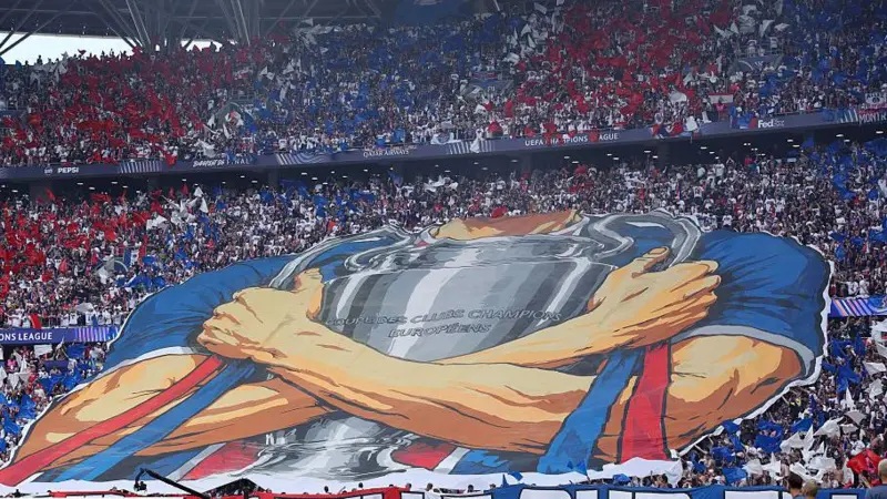 Penggemar Paris St Germain membentangkan tifo