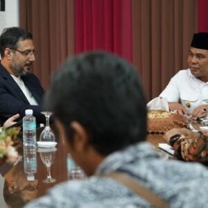Bupati Aceh Besar H. Muharram Idris berbincang hangat dengan Konselor Kebudayaan Iran Dr. Yahya Jahangiri dalam pertemuan bilateral di Gedung Dekranasda Aceh Besar.
