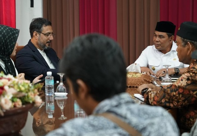 Bupati Aceh Besar H. Muharram Idris berbincang hangat dengan Konselor Kebudayaan Iran Dr. Yahya Jahangiri dalam pertemuan bilateral di Gedung Dekranasda Aceh Besar.
