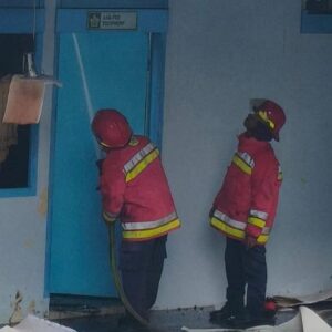 Petugas Damkar Banda Aceh memadamkan api di gedung FP USK