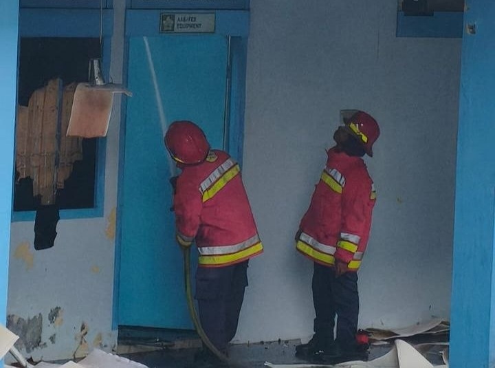 Petugas Damkar Banda Aceh memadamkan api di gedung FP USK