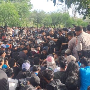 Plt Kadinkes Aceh Ferdiyus jumpai massa aksi