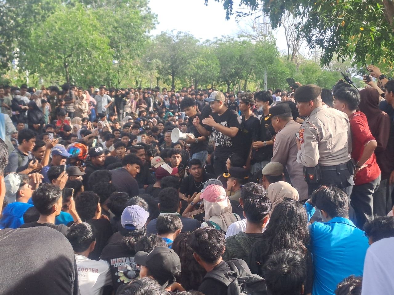 Plt Kadinkes Aceh Ferdiyus jumpai massa aksi