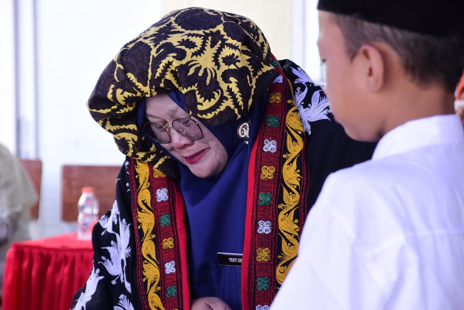 Kepala Sekolah SDN 9 Lut Tawar Yenti Dewi mengenakan pakaian adat Kerawang Gayo tampak haru dalam prosesi Bemunge di Aceh Tengah.