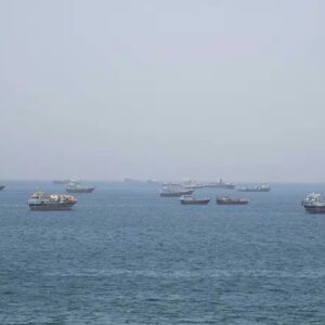 Sejumlah kapal melintas di Selat Hormuz