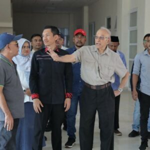 Wali Nanggroe Aceh Tgk Malik Mahmud Al Haythar memberikan arahan dengan gestur tangan menunjuk didampingi Bupati Aceh Barat saat meninjau kondisi bagian dalam RS Regional Aceh Barat.