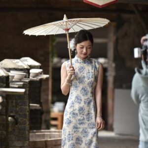 Wisatawan berpose di kawasan sejarah dan budaya Jingdezhen
