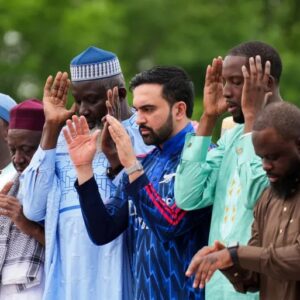 Zohran Mamdani salat Iduladha 1447 H memakai jersei Arsenal