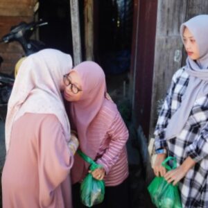 istri Bupati Aceh Tengah bagikan daging kurban1