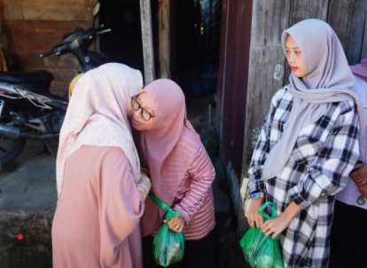 istri Bupati Aceh Tengah bagikan daging kurban1