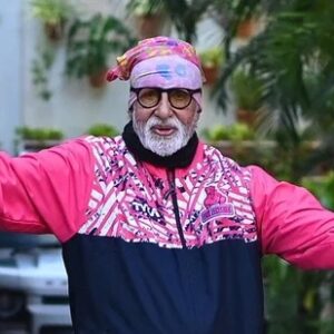 Aktor senior Bollywood Amitabh Bachchan melambaikan tangan kepada kerumunan penggemar di luar gerbang rumahnya Jalsa di Mumbai.